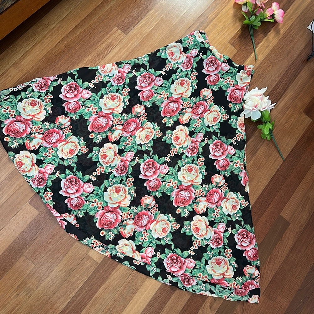 Floral pattern skirt size medium